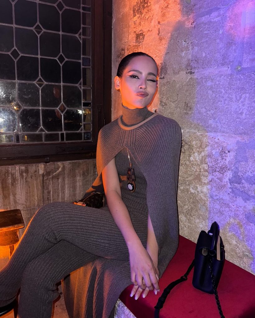เกินต้าน! ส่องความปังญาญ่า ในชุด Louis Vuitton Cruise 2026 ที่ฝรั่งเศส