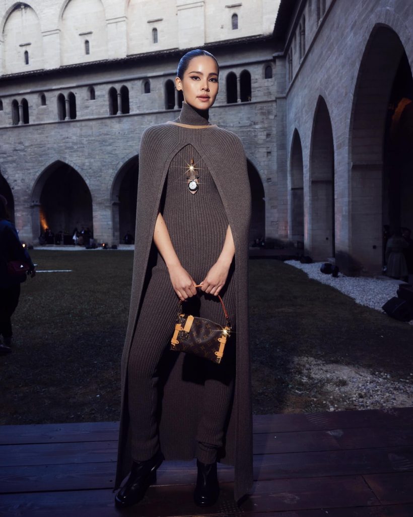 เกินต้าน! ส่องความปังญาญ่า ในชุด Louis Vuitton Cruise 2026 ที่ฝรั่งเศส