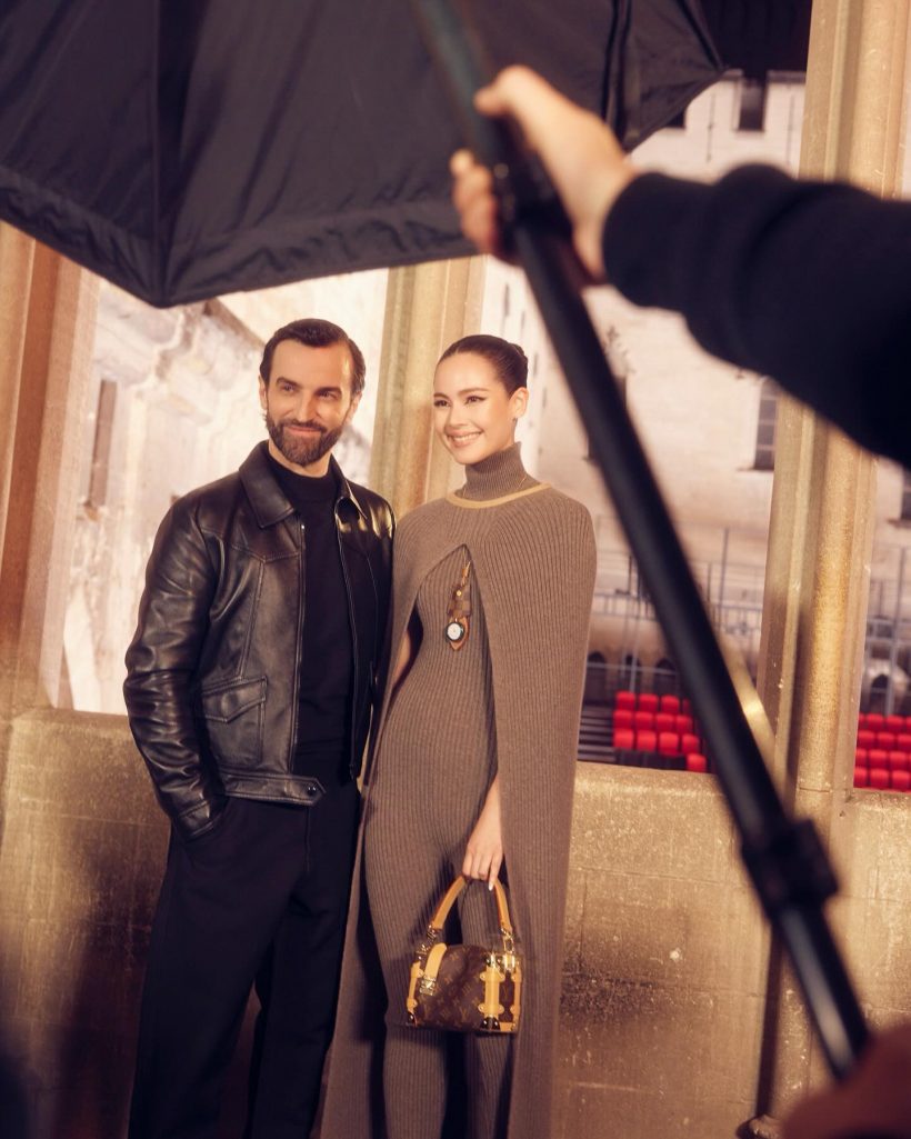 เกินต้าน! ส่องความปังญาญ่า ในชุด Louis Vuitton Cruise 2026 ที่ฝรั่งเศส