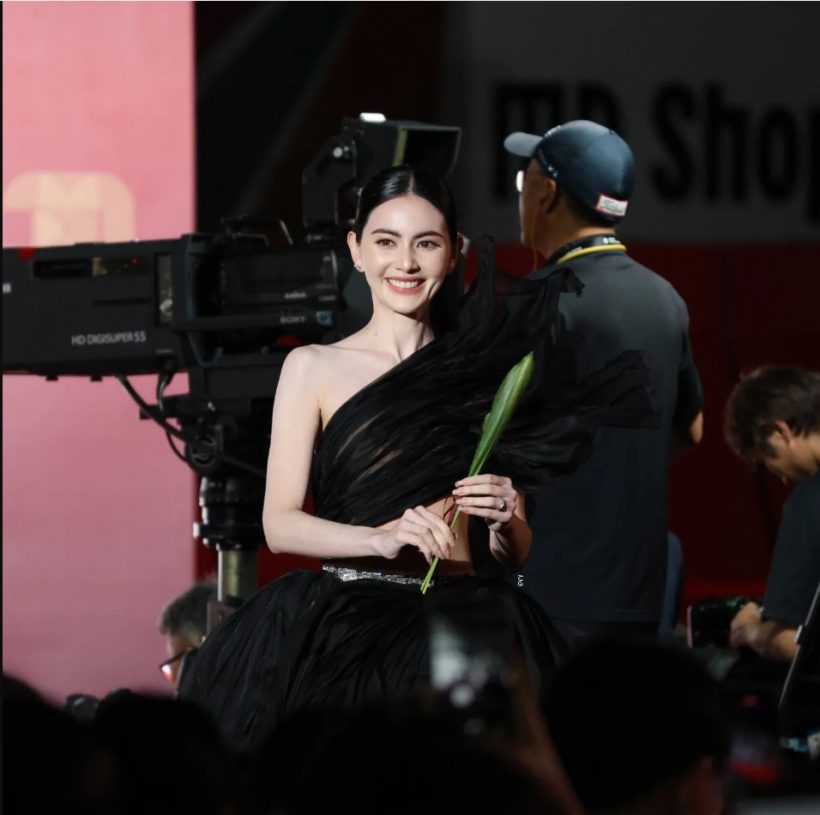 สวยตะลึง นางเอกดัง ตัวแทนสาวไทย บนพรมแดง BIFF ครั้งที่30