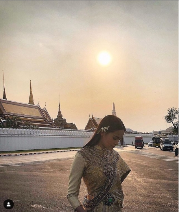  ญาญ่าในชุดไทยศิวาลัย ร่วมงานอุ่นไอรักคลายความหนาว