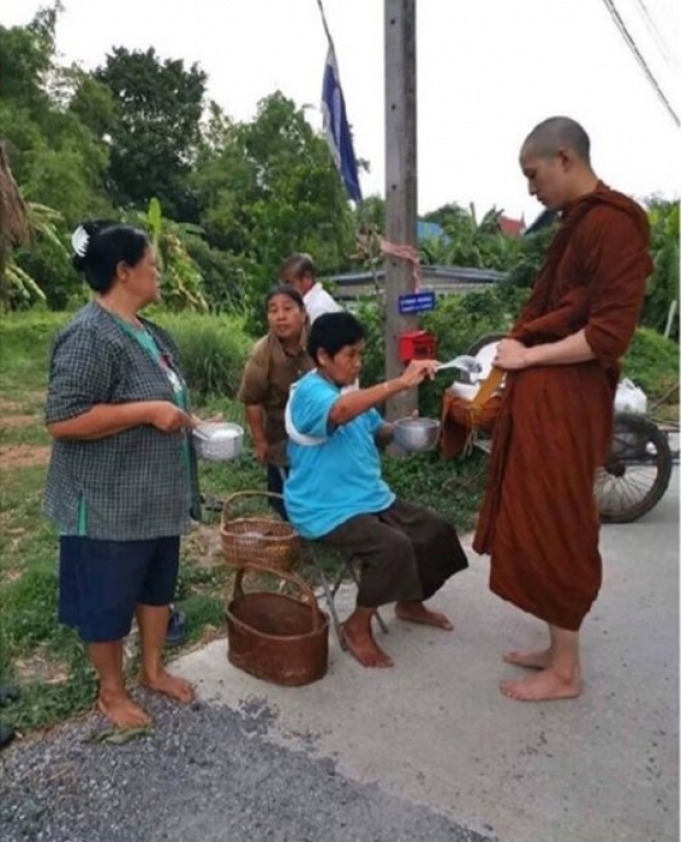  ชาวเน็ตแชร์ภาพหลวงพี่ต่อ ออกบิณฑบาตร สงบงาม เรียบง่าย