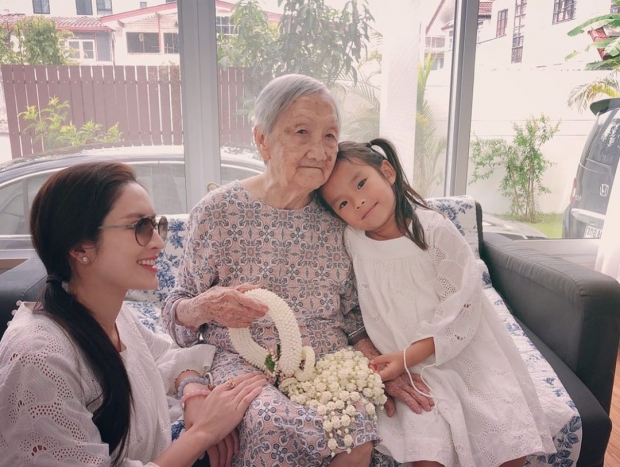 เปิดภาพ 4 สาว 4 รุ่นเจเนอเรชั่น หน้าตาดีตั้งแต่ทวดยันหลาน