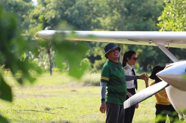 รวมภาพ แอฟ ทักษอร ในลุคใหม่นักบินสุดเท่ สง่าสุดๆ