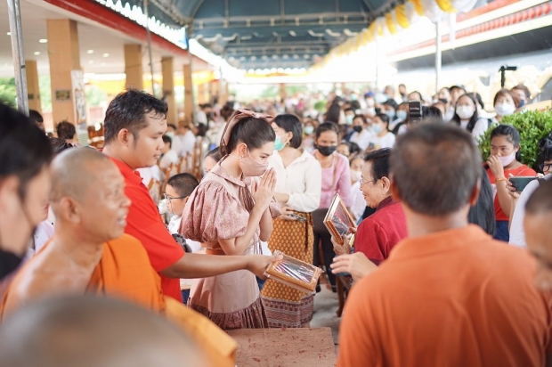 สวยสง่า เบลล่า ถือฤกษ์ดีเป็นเจ้าภาพงานกฐิน สวยปังในชุดผ้าไทย