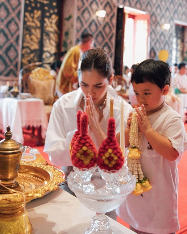 ผู้นำเเฟชั่น  เปิดลุคเข้าวัด ของชมพู่ บอกเลยว่าไม่ธรรมดาเหมือนเดิม