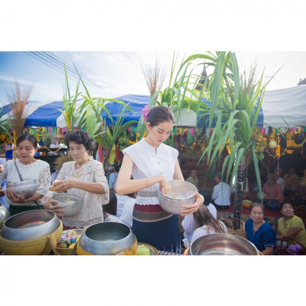 โบว์ เมลดา นางเอกสายบุญ ตักบาตรเช้า ภาพนี้เธอไหว้สวยมาก 