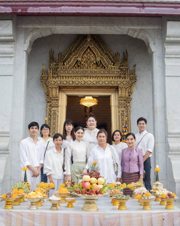 ใหม่ ดาวิกา ใส่ชุดไทยอย่างงาม ควงหวานใจ เต๋อ ทำบุญวันเกิดคุณแม่