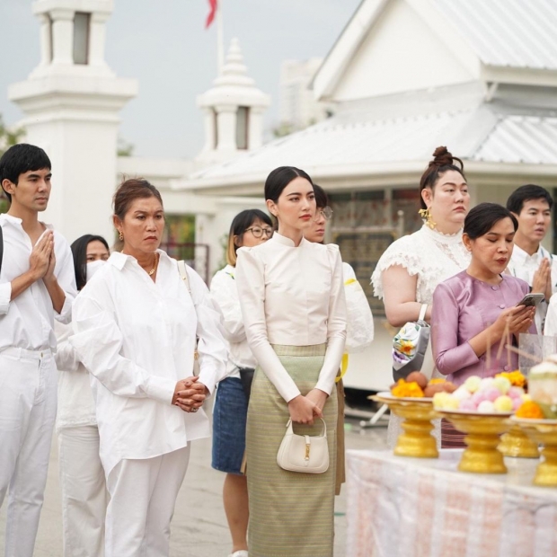 ใหม่ ดาวิกา ใส่ชุดไทยอย่างงาม ควงหวานใจ เต๋อ ทำบุญวันเกิดคุณแม่