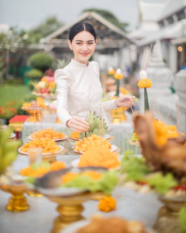 ใหม่ ดาวิกา ใส่ชุดไทยอย่างงาม ควงหวานใจ เต๋อ ทำบุญวันเกิดคุณแม่