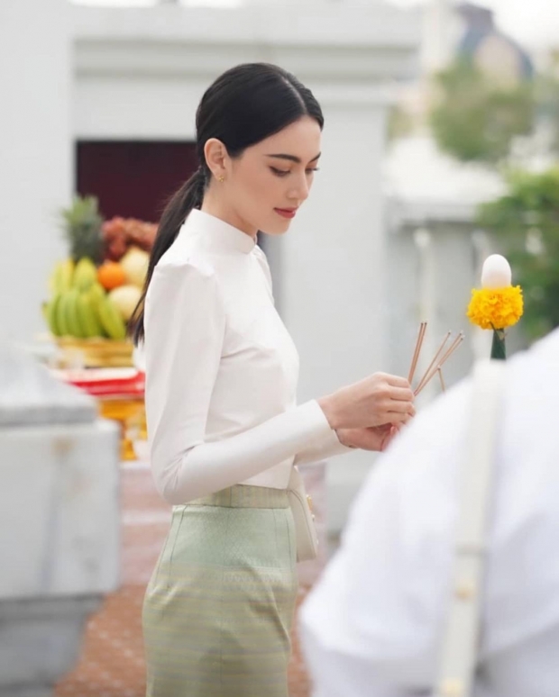 ใหม่ ดาวิกา ใส่ชุดไทยอย่างงาม ควงหวานใจ เต๋อ ทำบุญวันเกิดคุณแม่