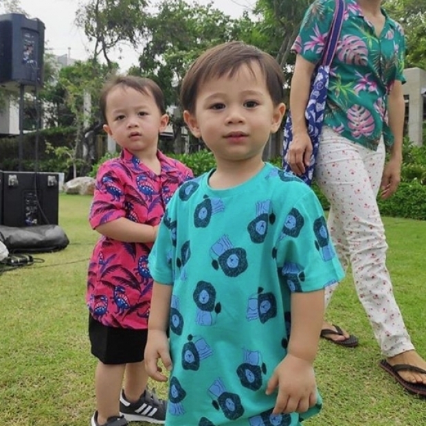 แม่ชม เลี้ยงลูกแบบติดดิน เผยโมเมนต์พาน้องสายฟ้า-พายุ เก็บไข่ในเล้า