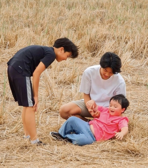 โมเมนต์น่ารัก คุณ-จุน ดูแลน้องสายฟ้าพายุไม่ห่าง ชื่นชมหน่อย-เคน สอนลูกดีมาก  