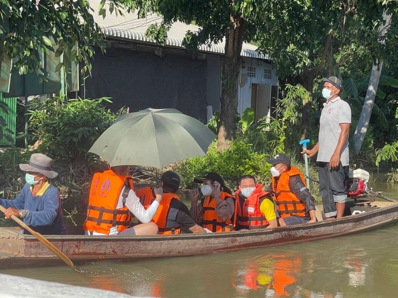 มาช่วยเเล้ว! นางเอกซุปตาร์ ลงพื้นที่ช่วยน้ำท่วมสุโขทัยด้วยตัวเอง