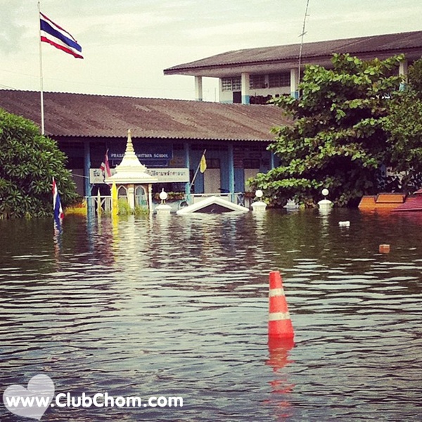 ชมพู่ ลงพื้นที่มอบถุงยังชีพให้ผู้ประสบภัยน้ำท่วมที่จ.อยุธยา