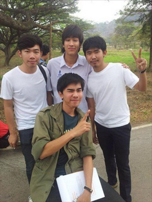 pic:ณเดชน์ กับเพื่อนที่มหาวิทยาลัย ทำหนังส่งอาจารย์ 