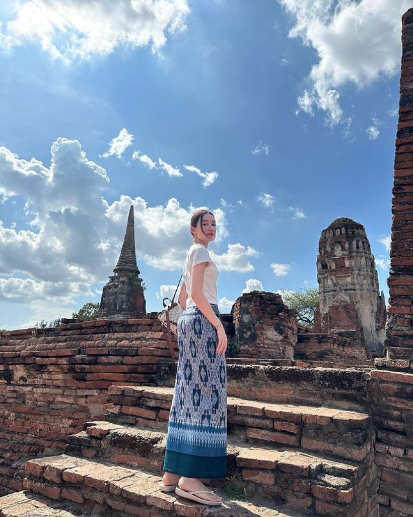  รวบตึงความสวย เดียร์น่า ฟลีโป แต่งชุดไทยเข้าวัดทำบุญกับลิซ่างามแพ็คคู่