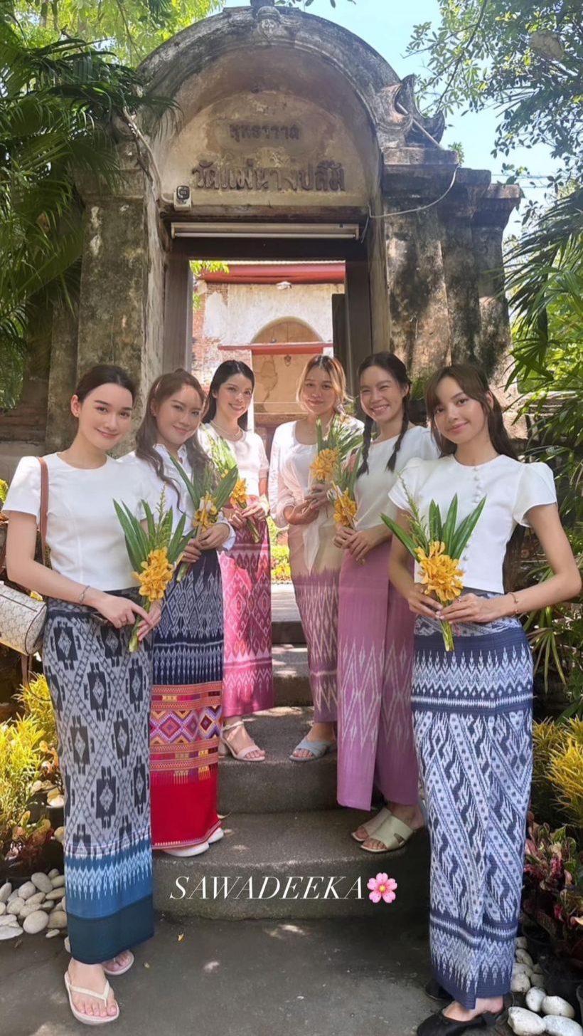  รวบตึงความสวย เดียร์น่า ฟลีโป แต่งชุดไทยเข้าวัดทำบุญกับลิซ่างามแพ็คคู่