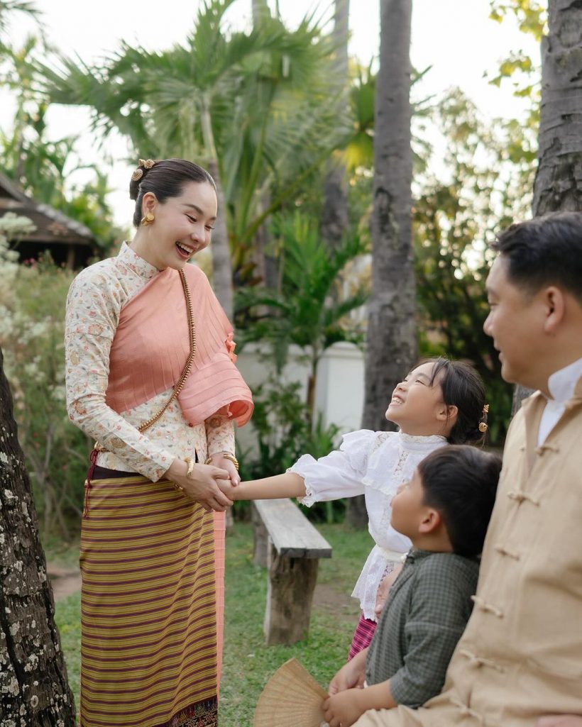 นุ้ย สุจิรา พาลูก-สามีทำบุญรับปีใหม่ เด็กๆโตแล้ว สวยหล่อออร่าจับมาก