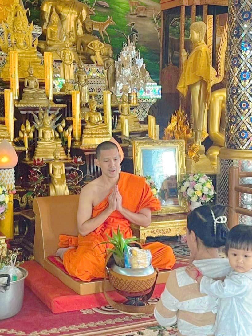 เปิดภาพล่าสุด  “พระเต๋อ” สาธุชนร่วมตักบาตรแน่น