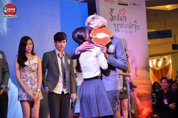 แฟนคลับ ไทย-เทศ  แห่ให้กำลังใจ หลังรอคอยนานนับปี ไมค์-ออม ควงคู่ ลง Kiss Me 