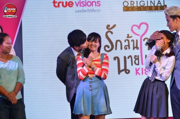 แฟนคลับ ไทย-เทศ  แห่ให้กำลังใจ หลังรอคอยนานนับปี ไมค์-ออม ควงคู่ ลง Kiss Me 