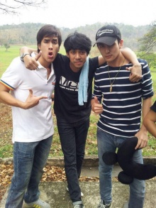 pic:ณเดชน์ กับเพื่อนที่มหาวิทยาลัย ทำหนังส่งอาจารย์ 