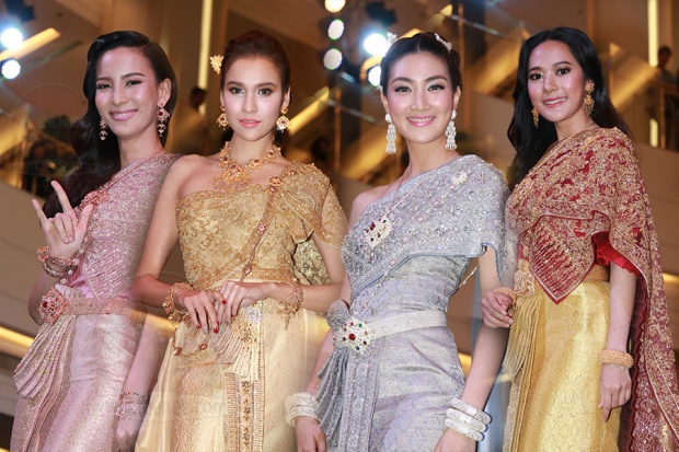 รวมซุปตาร์สาวตัวแม่ปรากฏตัวในแฟชั่นชุดไทย