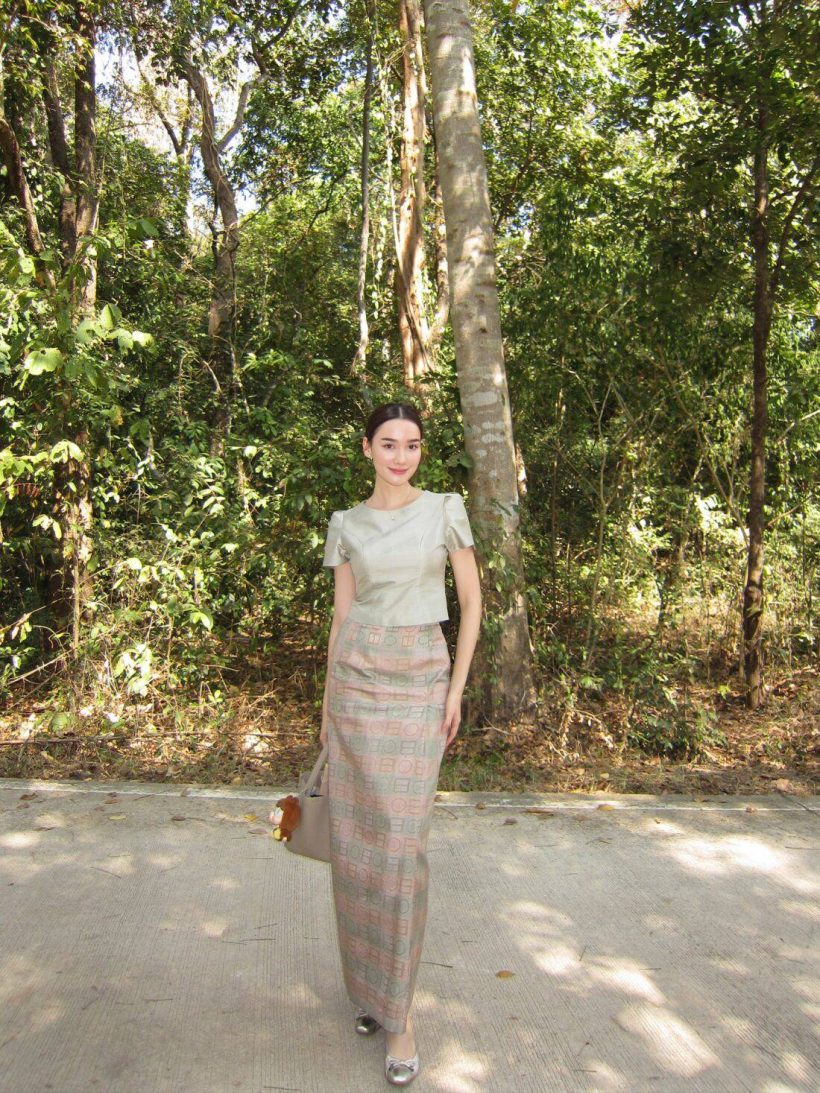 ส่อง เดียร์น่าฟลีโปควงจั๊กจั่นอคัมย์สิริ นุ่งชุดไทยทำบุญสวยจึ้งสะกด!