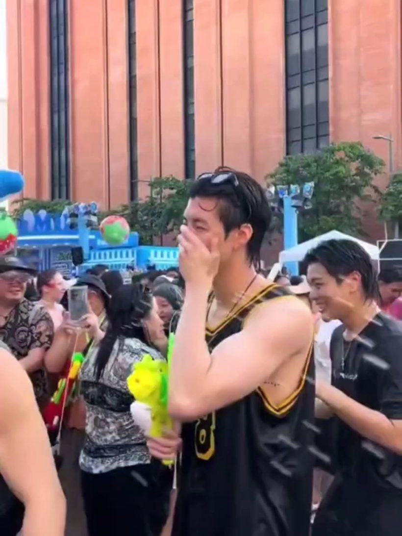 ส่องด่วน! หนุ่มหล่อออร่าพุ่งกลางสงกรานต์รูปว่อนโซเชียล ที่แท้คือ..