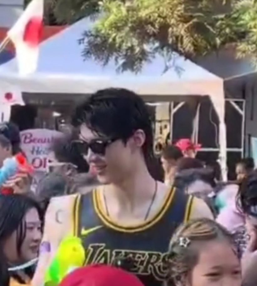 ส่องด่วน! หนุ่มหล่อออร่าพุ่งกลางสงกรานต์รูปว่อนโซเชียล ที่แท้คือ..