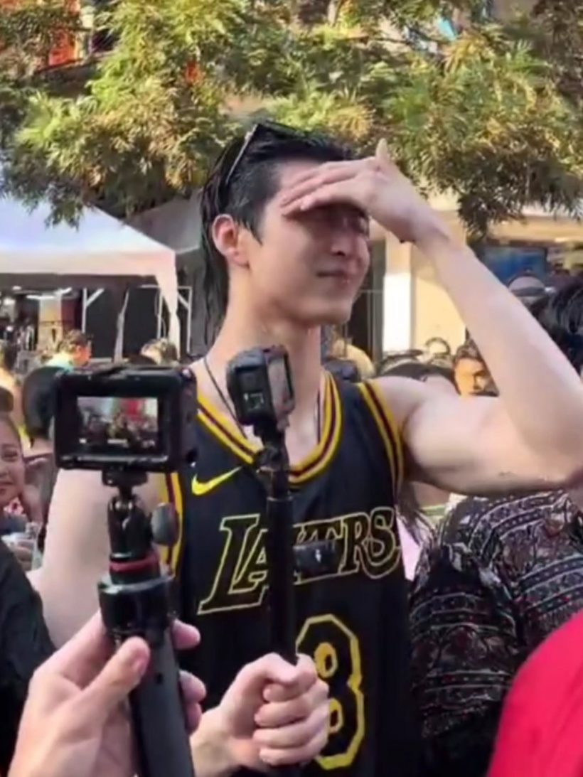 ส่องด่วน! หนุ่มหล่อออร่าพุ่งกลางสงกรานต์รูปว่อนโซเชียล ที่แท้คือ..