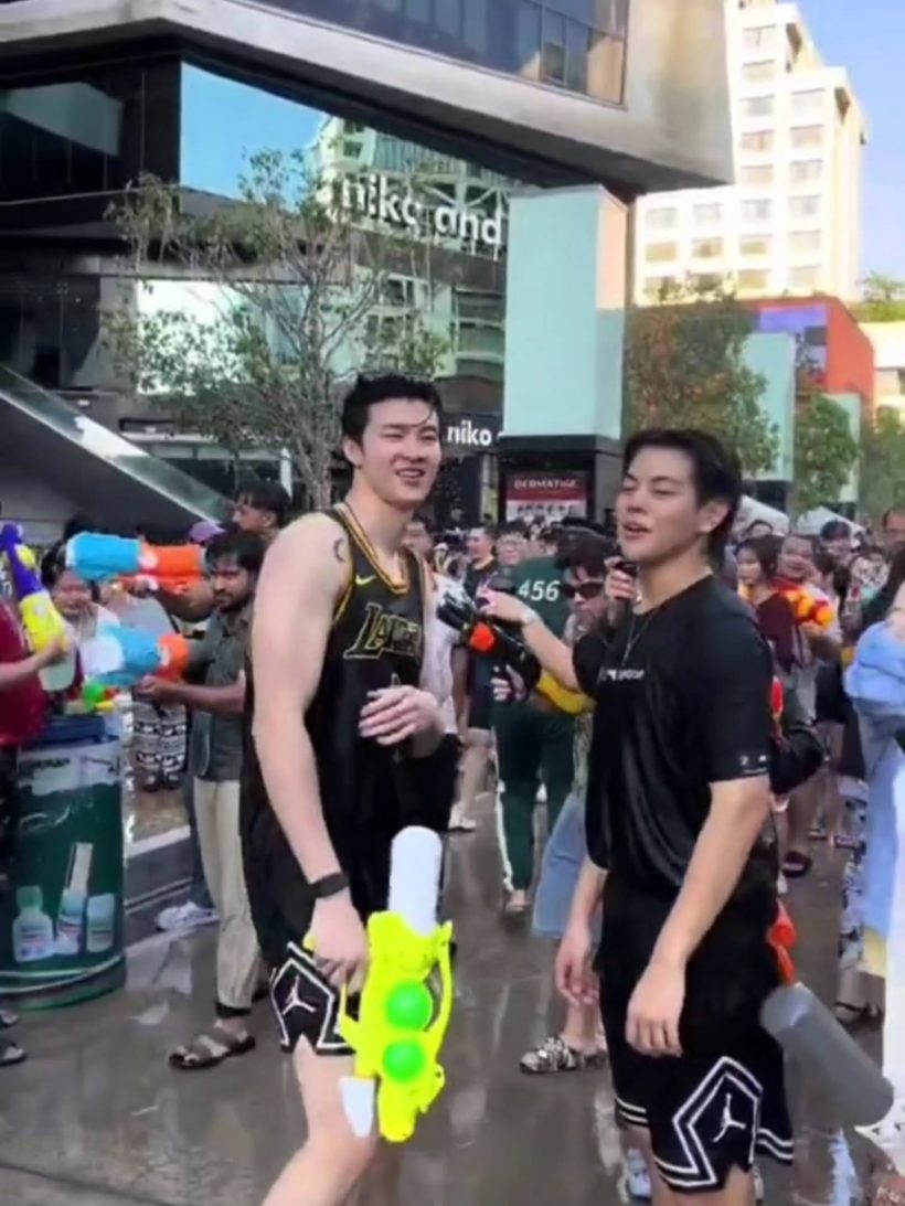 ส่องด่วน! หนุ่มหล่อออร่าพุ่งกลางสงกรานต์รูปว่อนโซเชียล ที่แท้คือ..