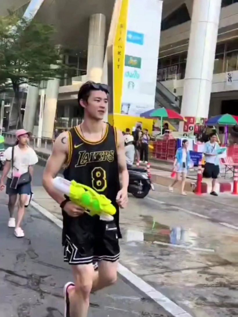 ส่องด่วน! หนุ่มหล่อออร่าพุ่งกลางสงกรานต์รูปว่อนโซเชียล ที่แท้คือ..