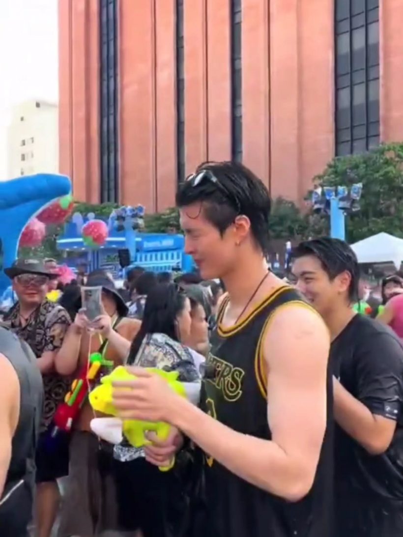 ส่องด่วน! หนุ่มหล่อออร่าพุ่งกลางสงกรานต์รูปว่อนโซเชียล ที่แท้คือ..