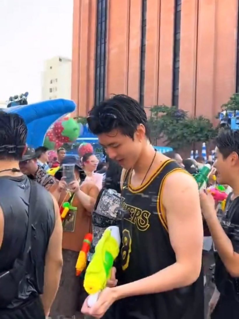 ส่องด่วน! หนุ่มหล่อออร่าพุ่งกลางสงกรานต์รูปว่อนโซเชียล ที่แท้คือ..