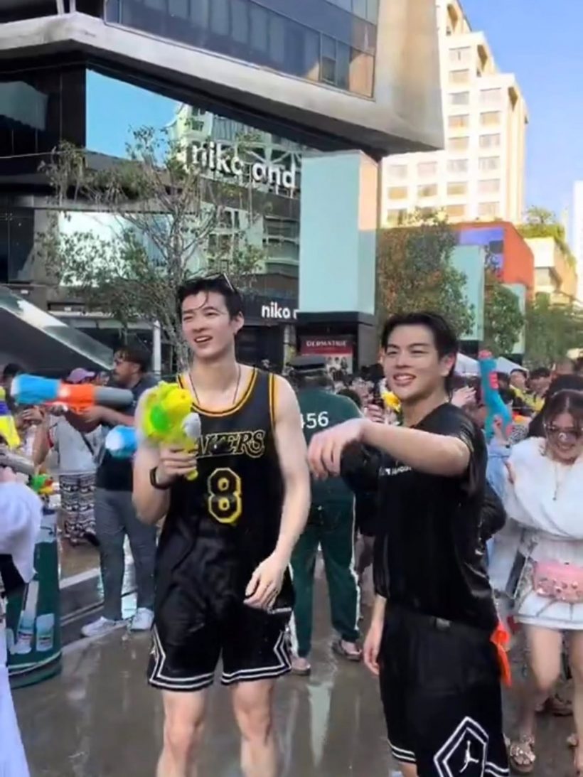 ส่องด่วน! หนุ่มหล่อออร่าพุ่งกลางสงกรานต์รูปว่อนโซเชียล ที่แท้คือ..