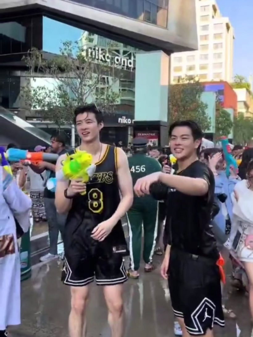 ส่องด่วน! หนุ่มหล่อออร่าพุ่งกลางสงกรานต์รูปว่อนโซเชียล ที่แท้คือ..