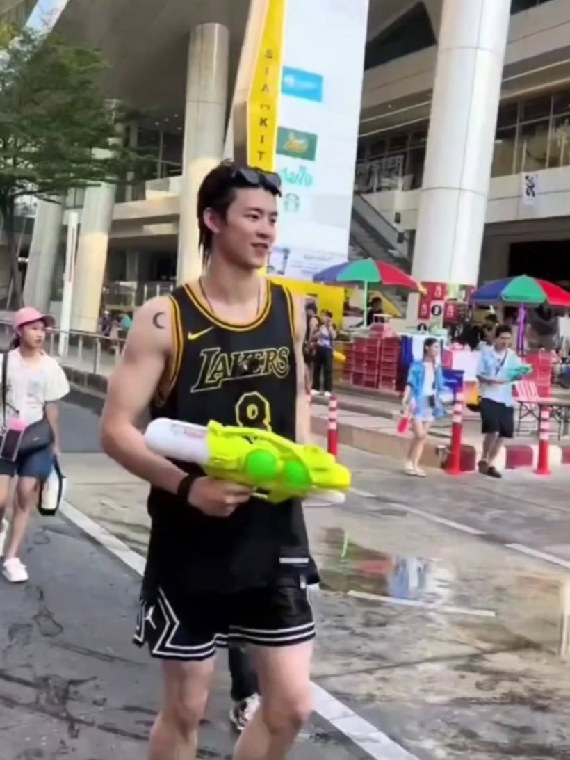 ส่องด่วน! หนุ่มหล่อออร่าพุ่งกลางสงกรานต์รูปว่อนโซเชียล ที่แท้คือ..