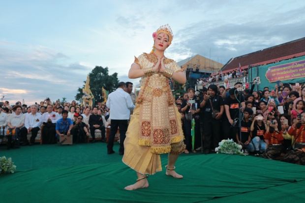 ประมวลภาพ แต้ว รำบวงสรรวงบูชาบั้งไฟพญานาค หนองคาย พร้อมนางเอกรุ่นใหญ่