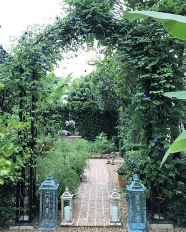 เผยภาพสวนหลังบ้าน “ชมพู่ อารยา” สุดอลังการ สวยเหมือนบ้านในเทพนิยาย