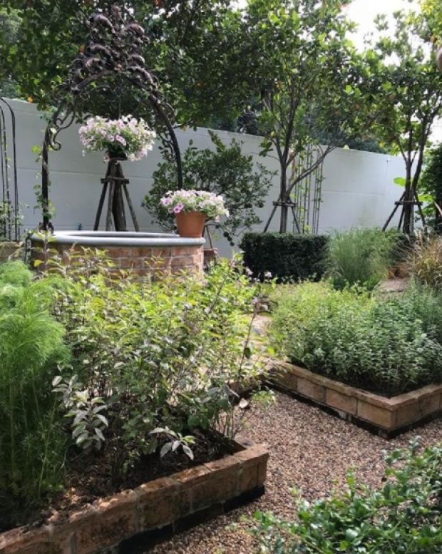 เผยภาพสวนหลังบ้าน “ชมพู่ อารยา” สุดอลังการ สวยเหมือนบ้านในเทพนิยาย