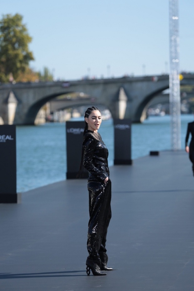 ใหม่เฉิดฉาย เดินแบบงาน Paris Fashion Week 2018