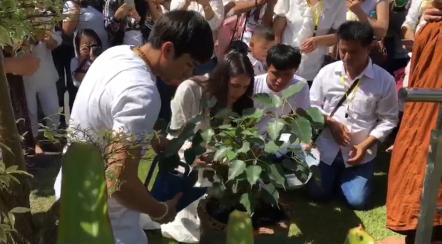       กัลยาณมิตร “ณเดชน์-ญาญ่า” จูงมือทำบุญหนุนดวงรัก