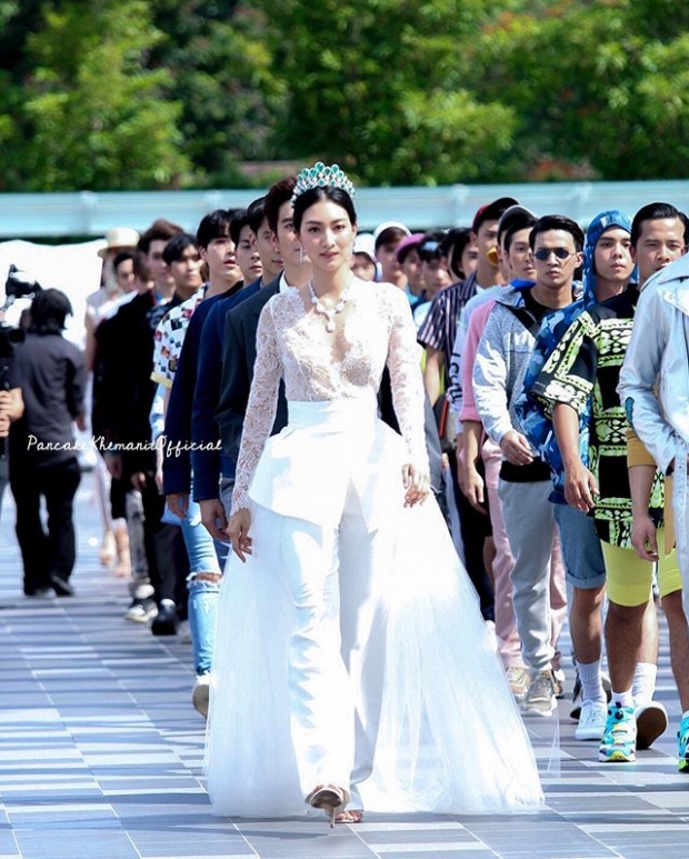 สวยทุกมุม! “แพนเค้ก เขมนิจ” สวมมงเดินแบบ  “TheLongestRunway” บอกเลยงามดังเจ้าหญิง