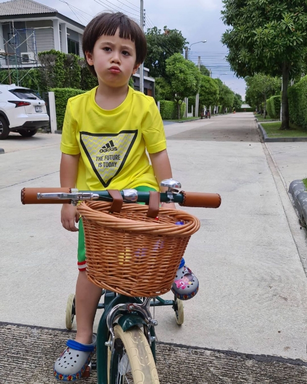 ควันหลงวันเเม่ เเฝดซุปตาร์ไปไหว้คุณย่า เเต่น้องพายุทำหลุดโฟกัสซะงั้น 