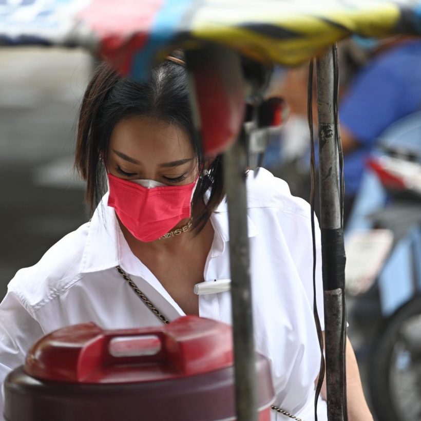 ปรบมือรัวๆ เธอนี่เเหละนางฟ้าตัวจริง สาวคนดัง เหมาไก่ย่างเลี้ยงหมาจร