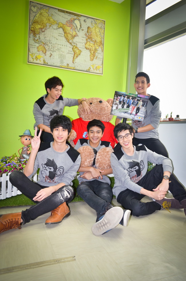  5หนุ่มบอยแบนด์ “Mad Monkeys”