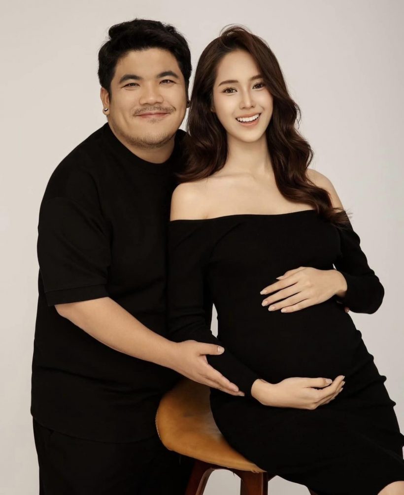 คุณพ่อแฟมิลี่แมนควงภรรยาคนสวย และลููกในท้องถ่ายภาพครอบครัว