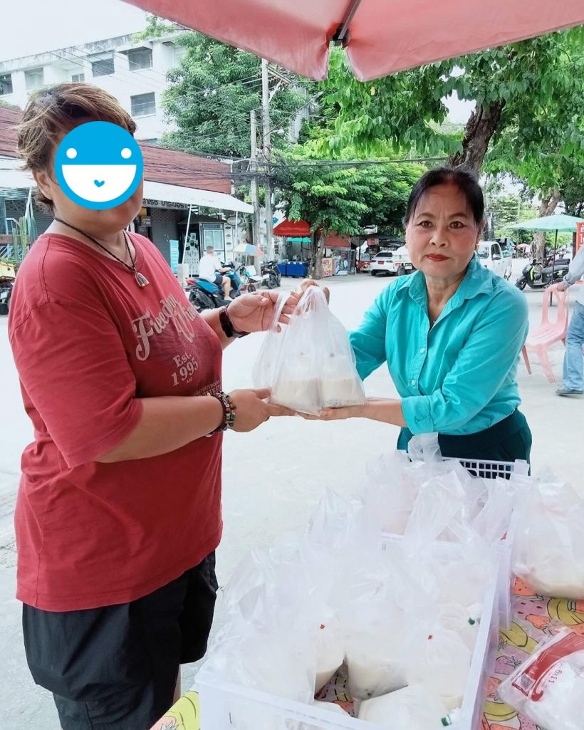 นางฟ้าเดินดิน! คุณแม่ของดาราดัง แต่งสวยแจกอาหารชาวบ้าน